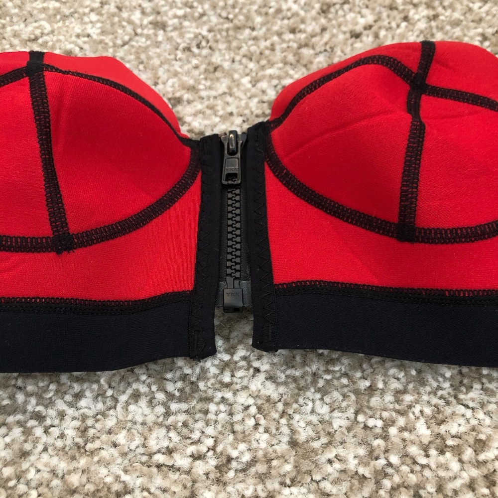 Red bikini - Picture 9 of 15